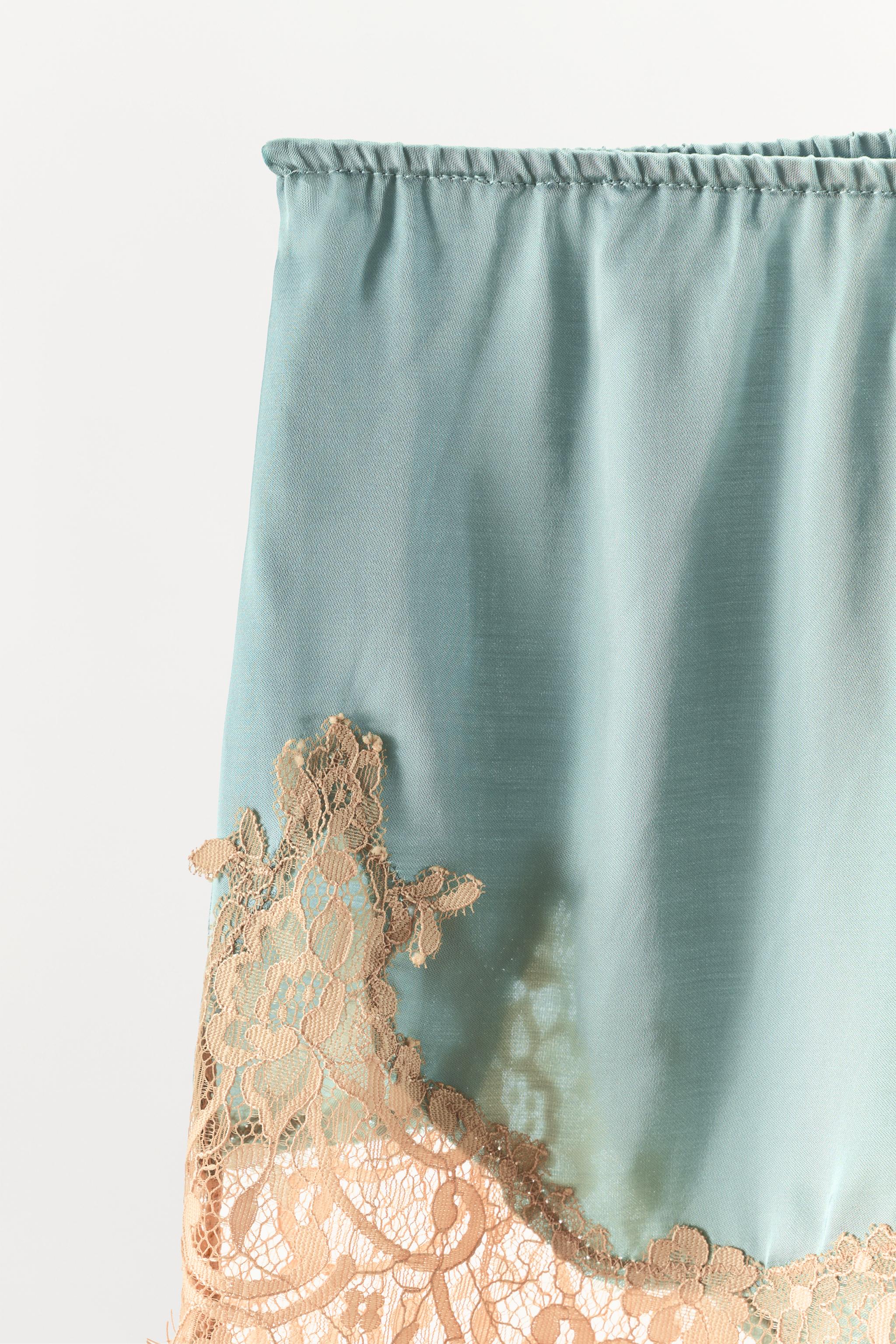SATIN EFFECT LACE SHORTS